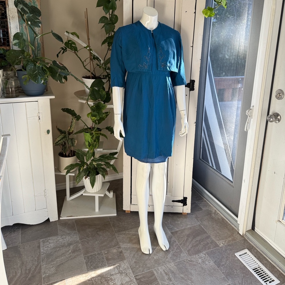 Vtg 50s Teal Crepe Sheath midi Dress w/ Jacket that has beaded floral, side zip